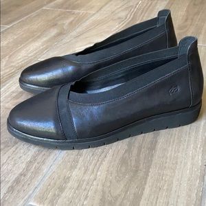 Narture Black Leather Walking Shoes.